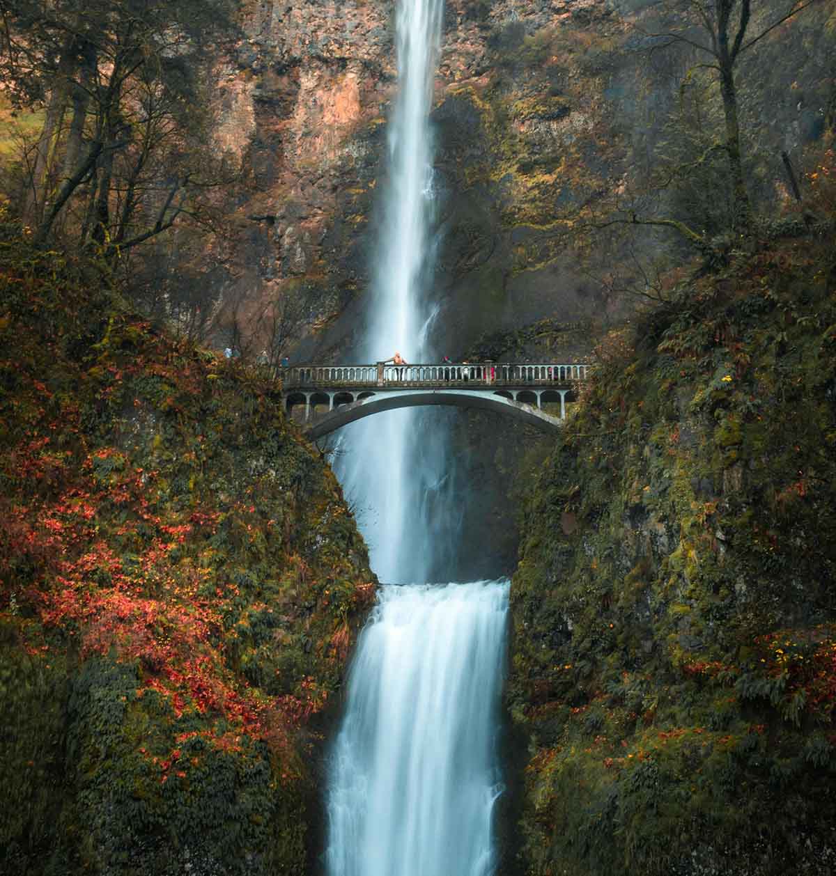 multnomah falls in the autumn